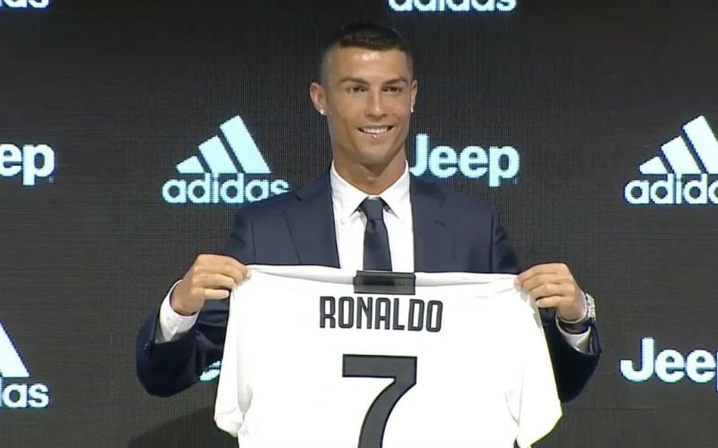 Ronaldo trekt voor eerste keer Juve-truitje aan en het internet ontploft