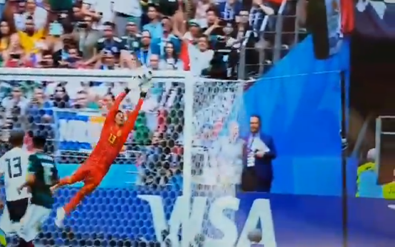 Standard-doelman Ochoa wekt verbazing: “Hoe doet hij dat?” (Video)