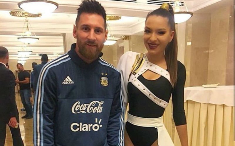 Daarom vinden fans deze foto van Messi met een pikante dame zo hilarisch