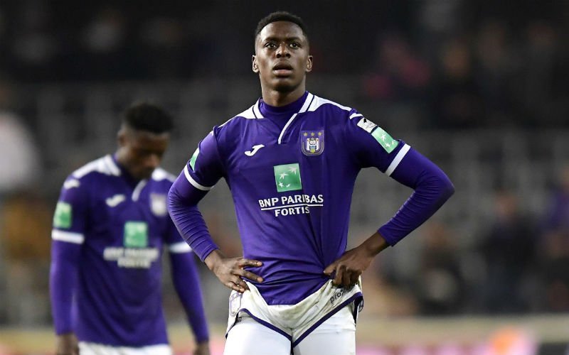 Sambi Lokonga kondigt vertrek bij Anderlecht aan