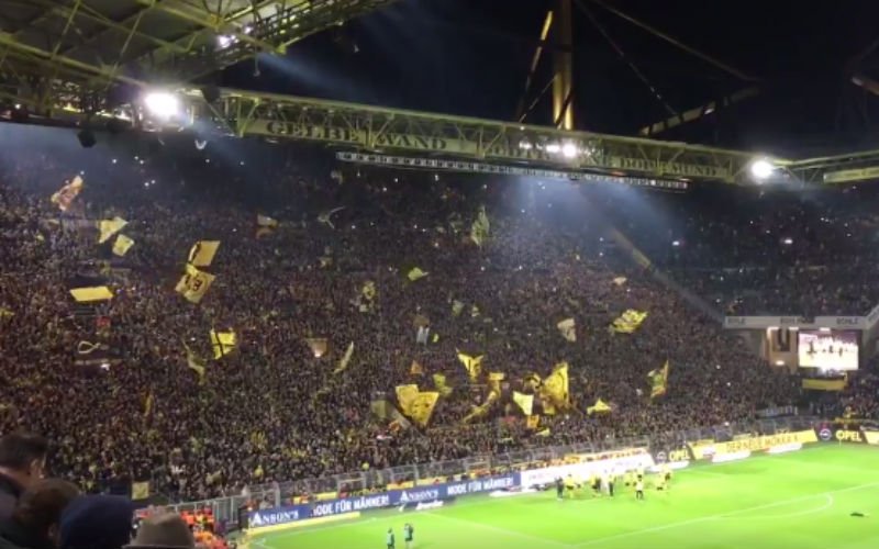 Kippenvel! Zo vieren spelers en fans van Dortmund de zege tegen Bayern (Video)