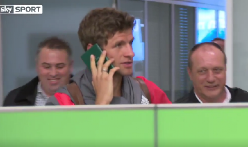 Op deze geniale manier mijdt Thomas Müller vragen van de pers (Video)