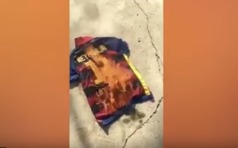 Barcelona-fans steken massaal shirt Neymar in brand (Video)