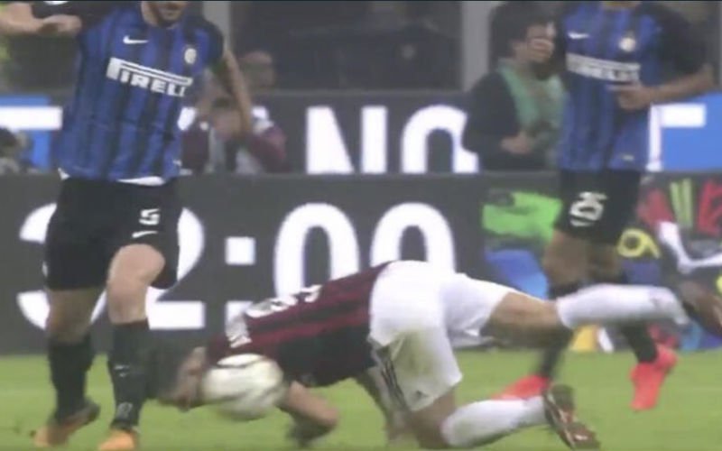 André Silva pakt uit met wel héél opvallende tackle (Video)