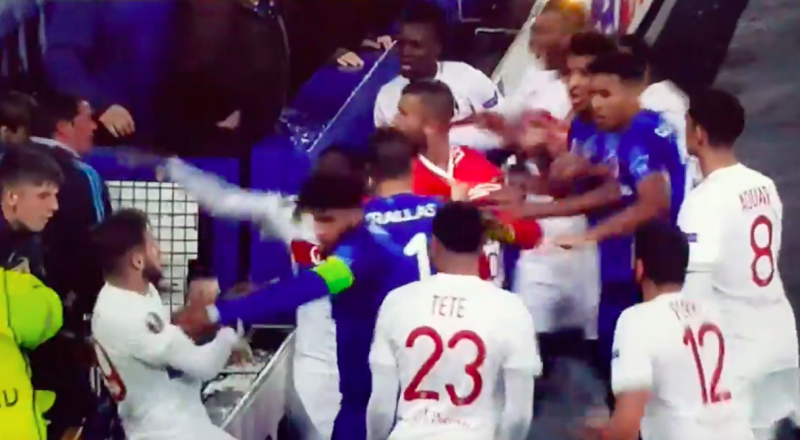 En plots verandert Everton-Lyon in een boksmatch (Video)