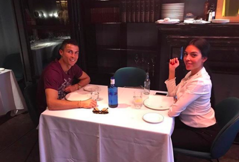 Ronaldo neemt Georgina mee op restaurant, maar zie jij wat er mis is?