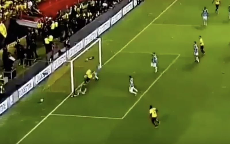 Dit moet je zien: Eén van de beste reddingen van een doelman ooit in het voetbal (Video)
