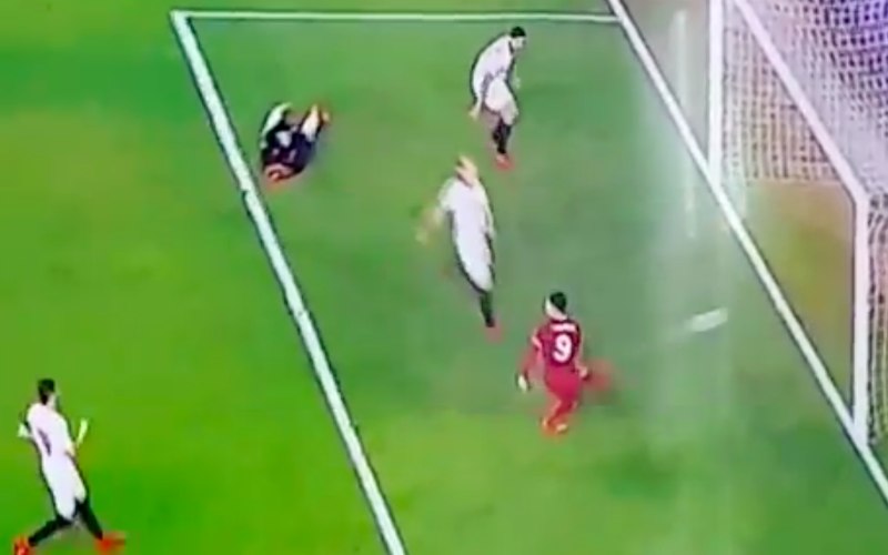 Firmino maakt 'No Look-goal', maar dat breekt hem zuur op (Video)