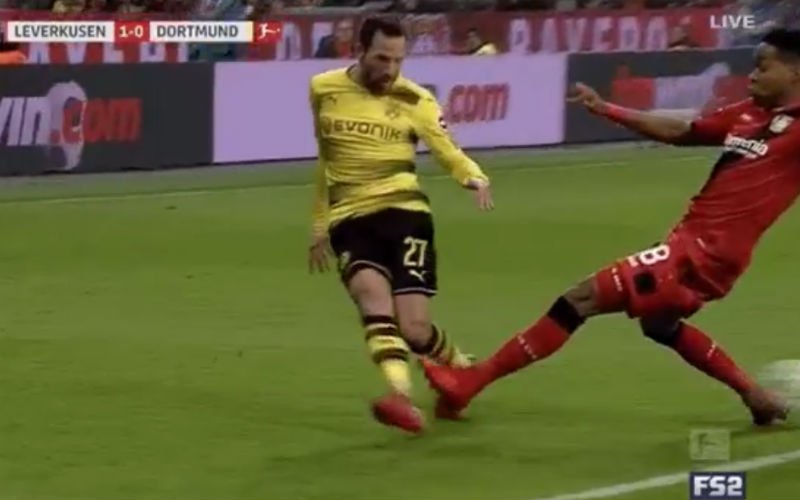HORROR! Afschuwelijke overtreding op Dortmund-speler (Video)