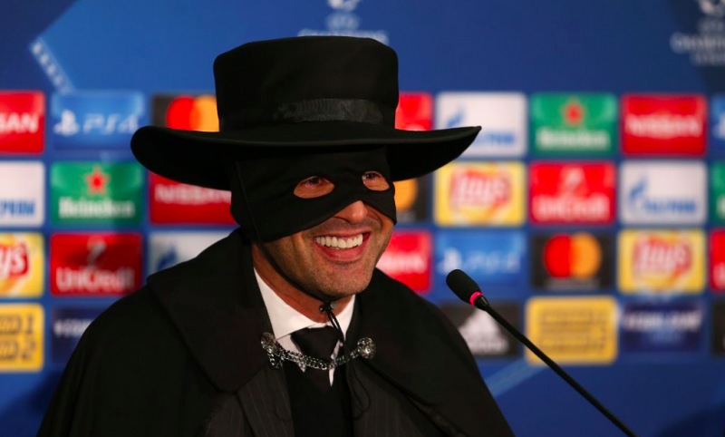 Herken jij deze trainer die als Zorro op persconferentie verschijnt? (Video)