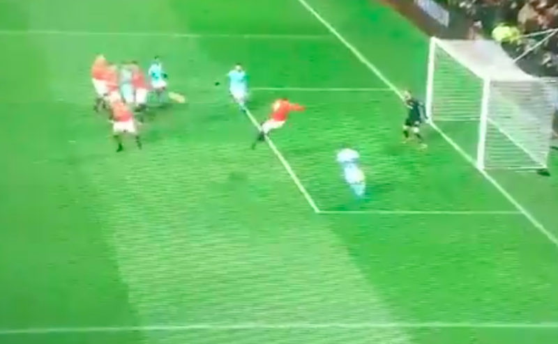 Wat een pech: Lukaku geeft Manchester City 2 goals cadeau (Video)