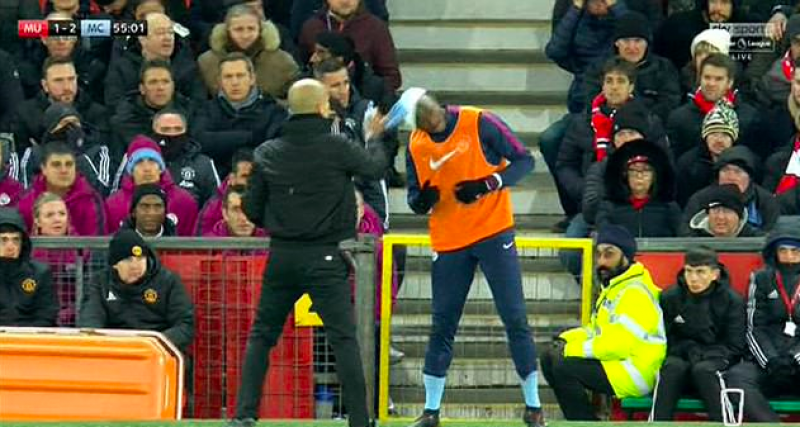 Guardiola maakt Mangala voor een vol stadion belachelijk (Video)