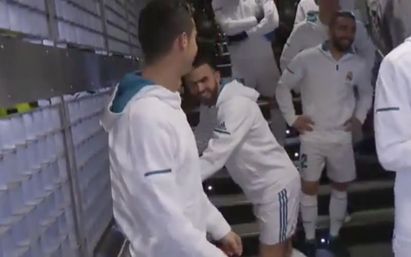 Ronaldo dolt met kleine jongen, maar dan komt Messi ter sprake (Video)
