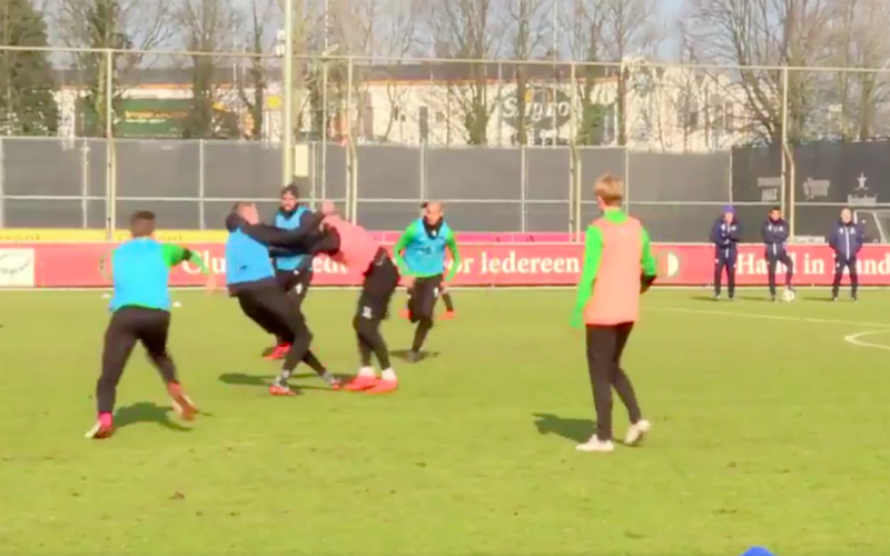 Feyenoord-spelers gaan met elkaar op de vuist (Video)