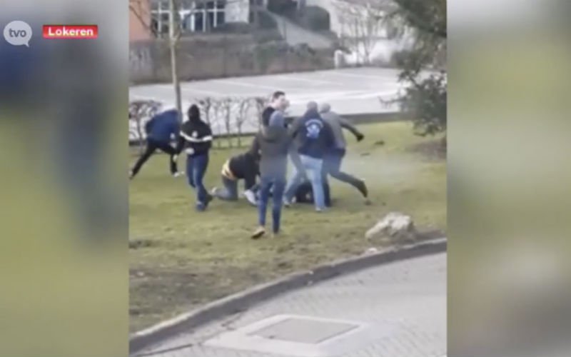 Hooligans van Lokeren gaan op de vuist, man krijgt zware klappen (Video)