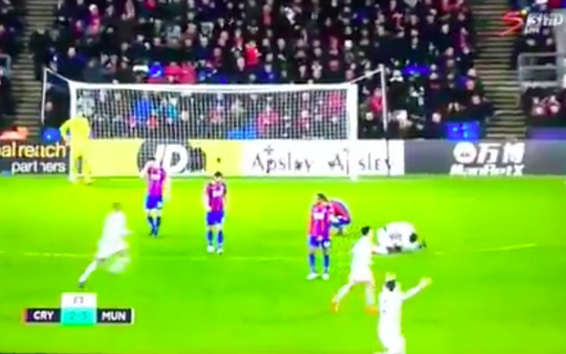 En plots doet Lukaku dit tijdens match van Manchester United (Video)