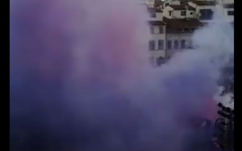 Fiorentina-fans nemen op indrukwekkende wijze afscheid van Astori (Video)