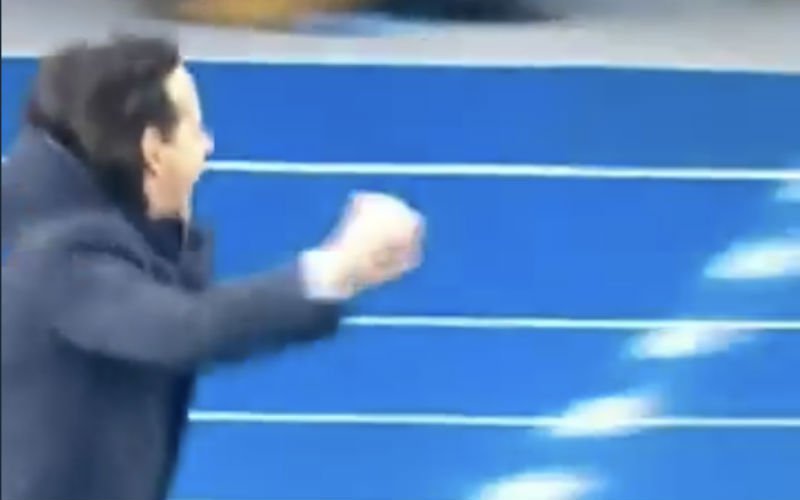 Coach van Lukaku is zo blij en riskeert dan zijn leven na doelpunt (Video)
