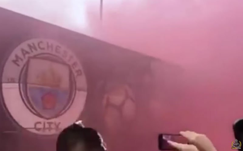 Bus van City loopt erge schade op na aanval van Liverpool-fans (Video)