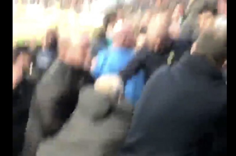 Liverpool-fan krijgt rake klappen als hij in City-vak viert (Video)