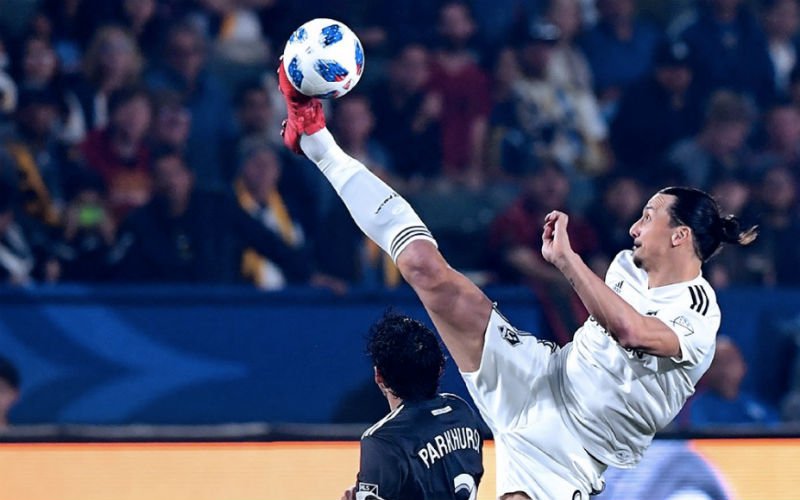 Onwaarschijnlijk: Ibrahimovic controleert bal boven zijn eigen hoofd (Video)