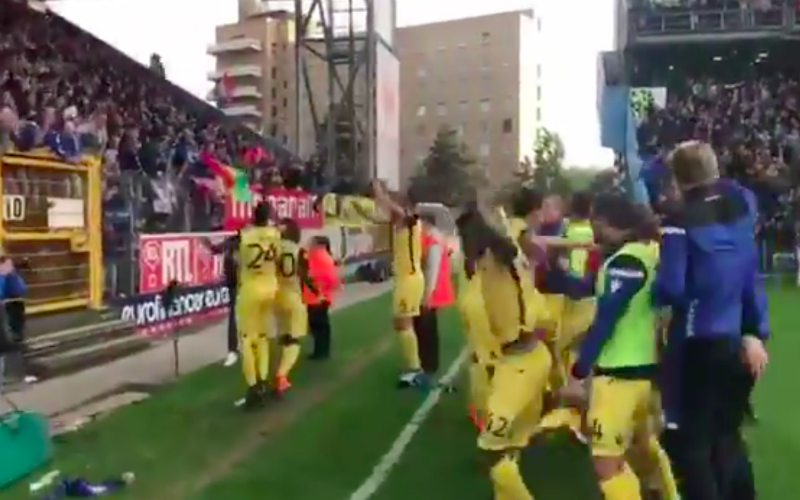 Club-spelers gaan volledig uit hun dak na zege in Charleroi (Video)