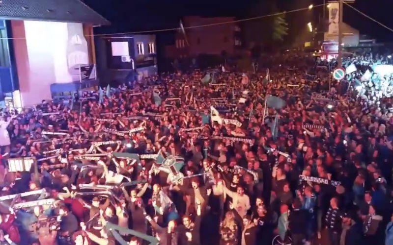 Massale opkomst aan het stadion: Club-fans zetten feestnacht in (Video)