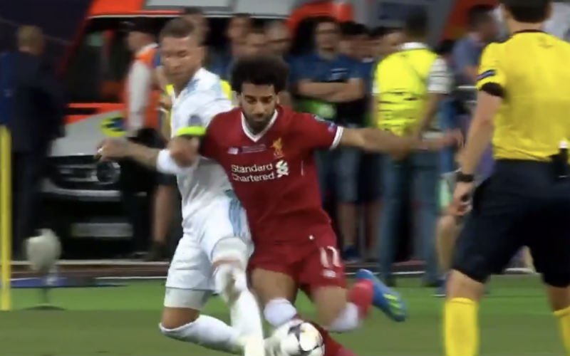 Op deze pijnlijke manier beëindigt Ramos de wedstrijd van Salah (Video)