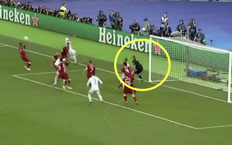 Niemand zag het, maar Ramos mepte Karius bijna knock-out (Video)