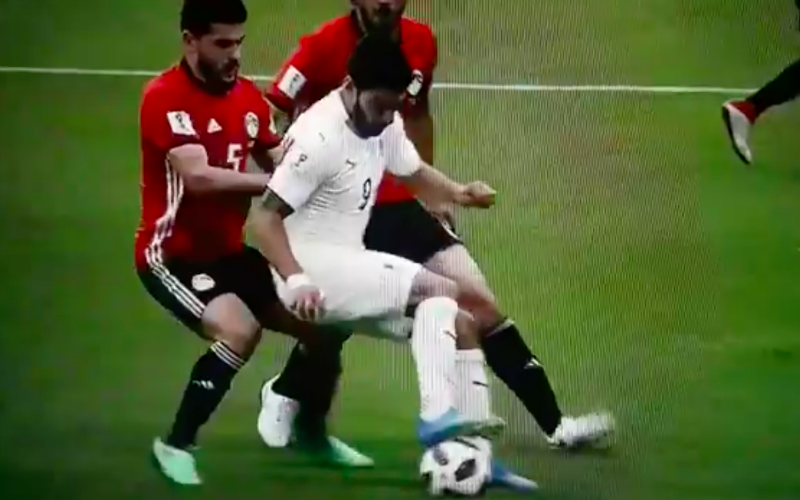 Luis Suarez kan het maar niet laten en doet plots dit (Video)