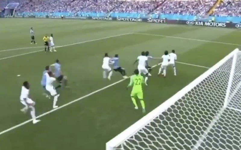 Suarez opent de score voor Uruguay na serieuze blunder van de doelman (Video)