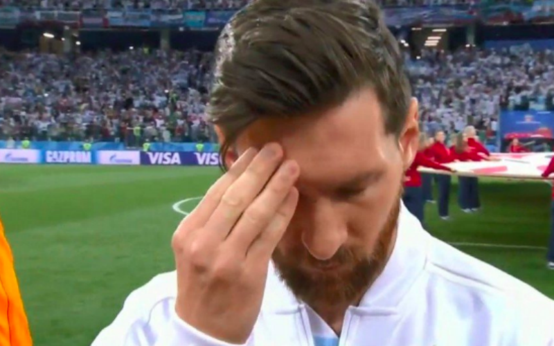 Iederéén heeft het over hoe slecht Messi eruitziet tijdens volkslied