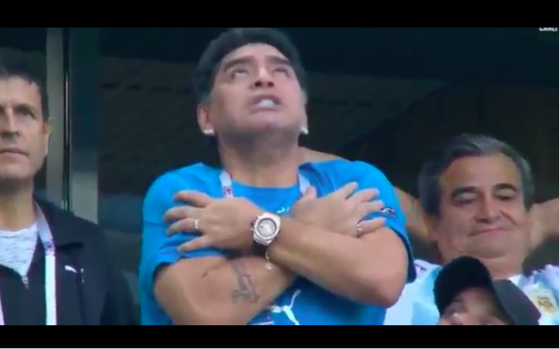 Maradona doet wel érg vreemde dingen na goal Messi (Video)