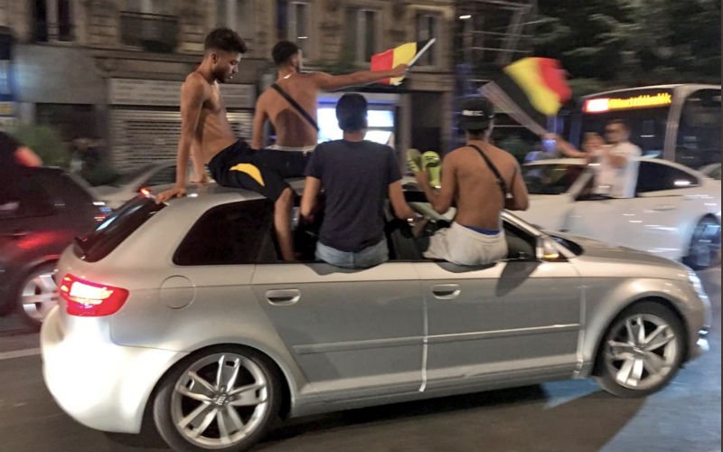 Marokkanen rijden massaal met Belgische vlaggen rond