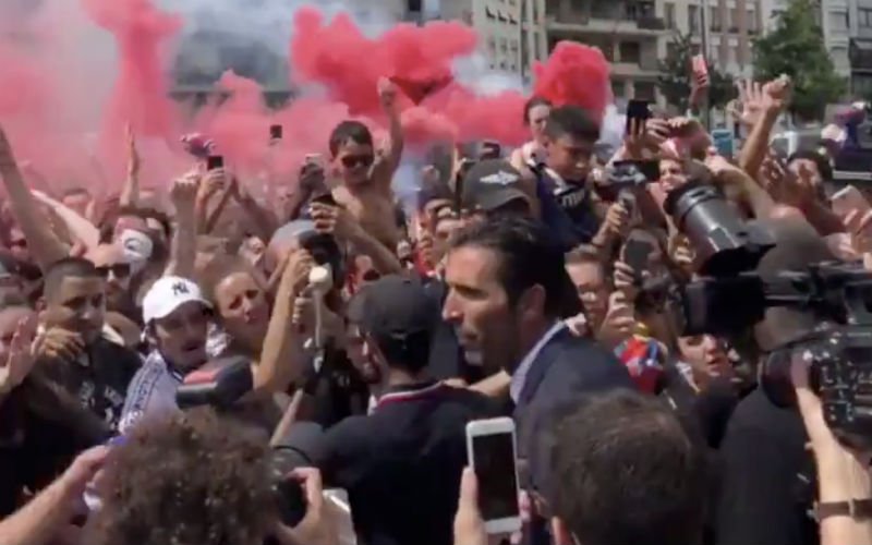 Gigi Buffon wordt als God in Frankrijk onthaald door PSG-fans