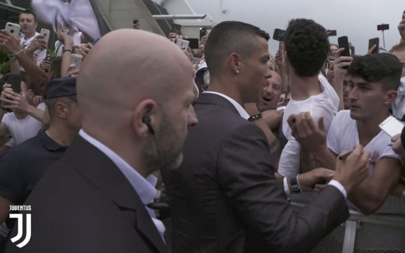 Cristiano Ronaldo zorgt voor hysterische fans bij aankomst in Turijn