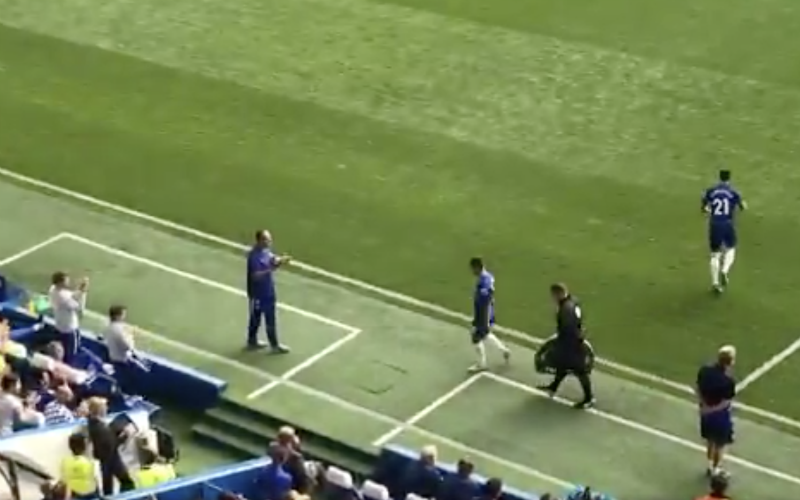 Kijk wat Chelsea-trainer doet als hattrick-held Hazard het veld verlaat