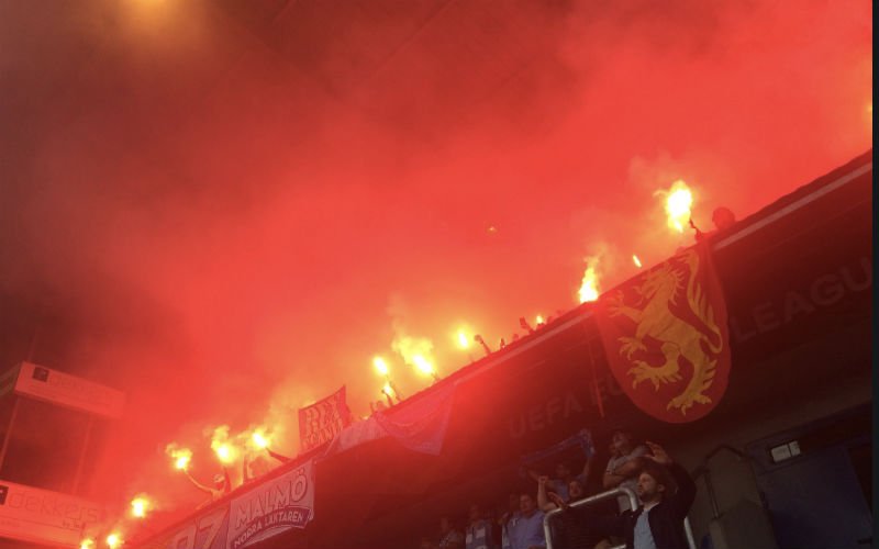 Malmö-fans zetten stadion van Genk in lichterlaaie