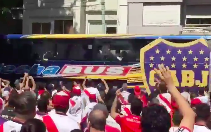 Schandalig! Bus Boca Juniors aangevallen: spelers gewond, finale uitgesteld (VIDEO)