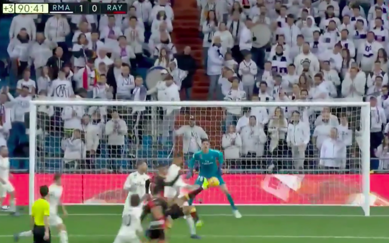 Courtois redt Real Madrid met fantastische dubbele save (Video)