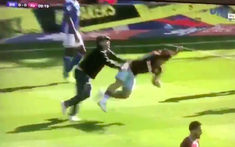 Fan rent het veld op en mept Aston Villa-kapitein neer (VIDEO)