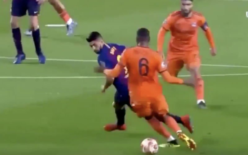 Suarez beëindigt carrière van Guedes zonder bal te raken (VIDEO)