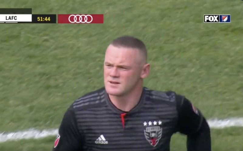 Rooney krijgt donkerrode kaart na schandalige actie (VIDEO)