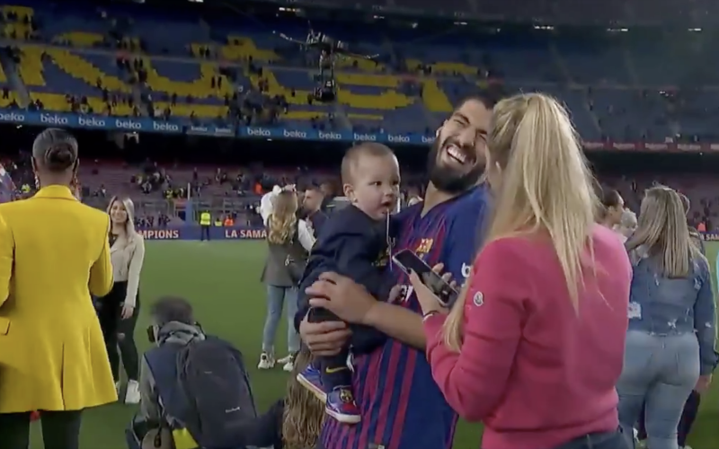 Zoontje van Suarez steelt de show tijdens titelviering Barcelona (VIDEO)