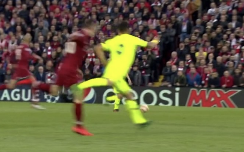 Gemene schop van Suarez wordt gewoon door de vingers gezien (VIDEO)