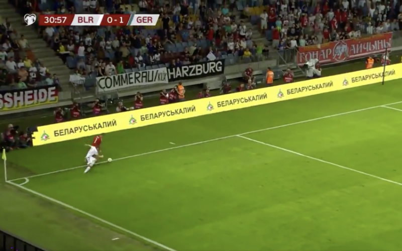 Neuer komt véél te ver uit doel... En pakt dan uit met geniale dribbel (VIDEO)
