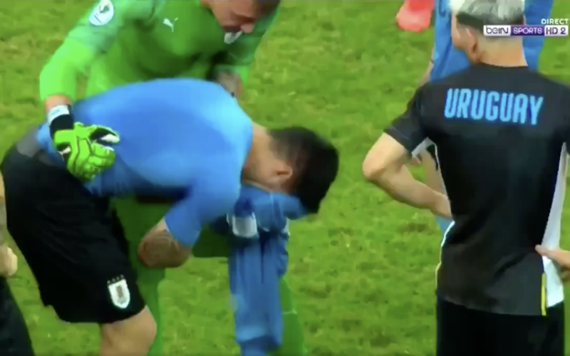 Luis Suarez verliest zichzelf hélemaal na penaltymisser en exit (VIDEO)