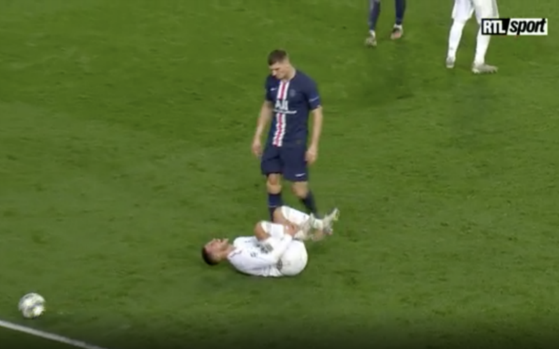 Mogelijk zware blessure voor Hazard na smerige fout van Meunier (VIDEO)