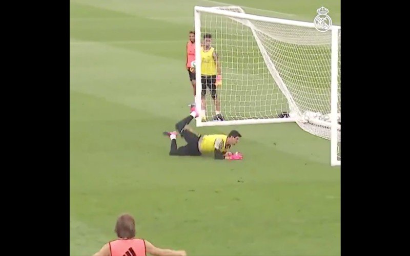 Isco zet Thibaut Courtois compleet voor schut bij Real Madrid (VIDEO)