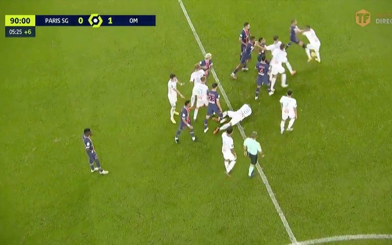 PSG-Marseille eindigt in ordinaire knokpartij, scheids geeft 5 (!) keer rood (VIDEO)